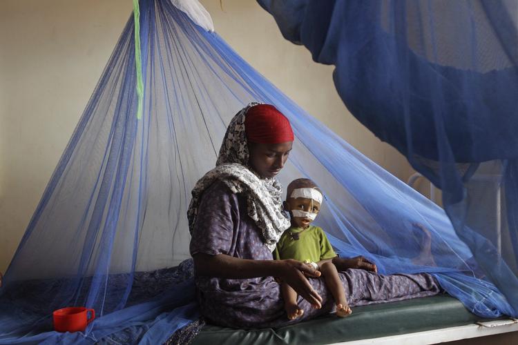 Hungersnød. Som land må danskerne aldrig glemme, at over en milliard mennesker dagligt går sultne i seng. Her ses en ung mor med sit barn i Dadaab, Kenya. 