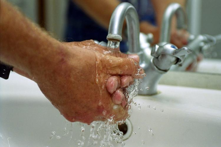 håndvask. En undersøgelse af danske skolebørn har vist, at man kan reducere fraværet svarende til 2-3 dage per år per barn, hvis man indfører faste håndvaskerutiner. Færre sygedage hos børn giver også færre sygedage hos voksne. Arkiv 