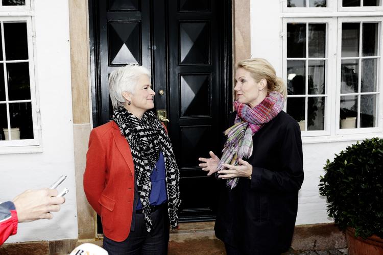 Kaffetid. Annette Vilhelmsen og Helle Thorning-Schmidt holder møde på Marienborg, hvor regeringssamarbejdet er i fokus. 
