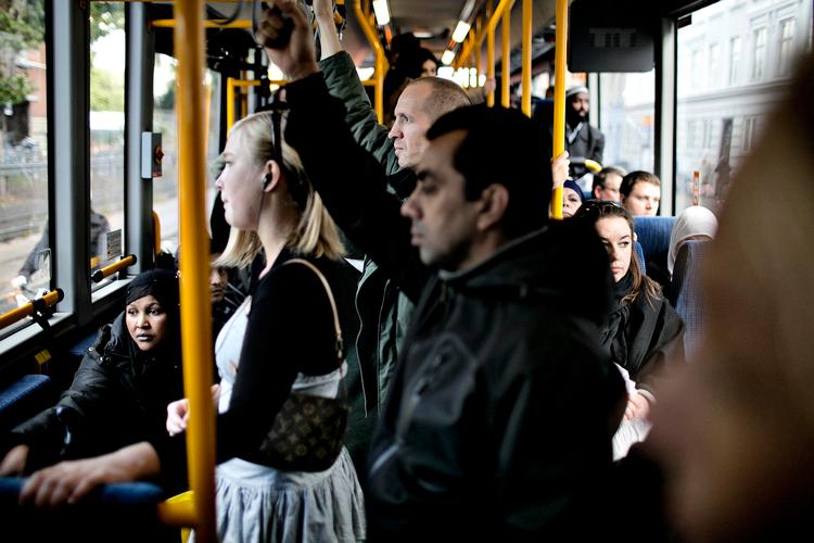 Liv. Busruten 5A er et smeltedigel på hjul. Her kan man møde alle typer og nationaliteter på meget få kvadratmeter. 