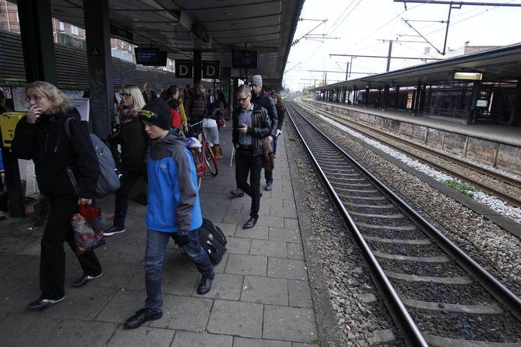 Årsagen til problemerne er, at der ved 5-tiden i morges blev konstateret en fejl i sikringsanlægget, som styrer sporskifter og signaler. Togene skal derfor af sikkerhedshensyn køre langsomt ind og ud af Hovedbanegården. 