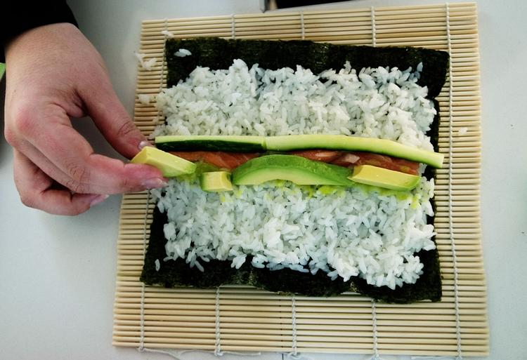 RUL. Forkæl familien med hjemmelavet sushi i aften - se hvordan kokken Carsten Kyster gør. 