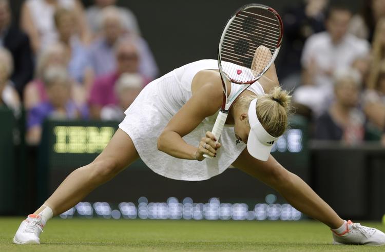 Ranglistefald. En af Caroline Wozniackis store nedture i 2012 var nederlaget i 1. runde af Wimbledon til østrigeren Tamira Paszek. 