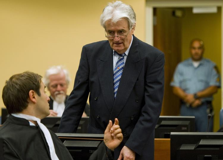 AFVISENDE. Radovan Karadzic afviser alle anklagerne mod ham om folkedrab, krigsforbrydelser og forbrydelser mod menneskeheden. 
