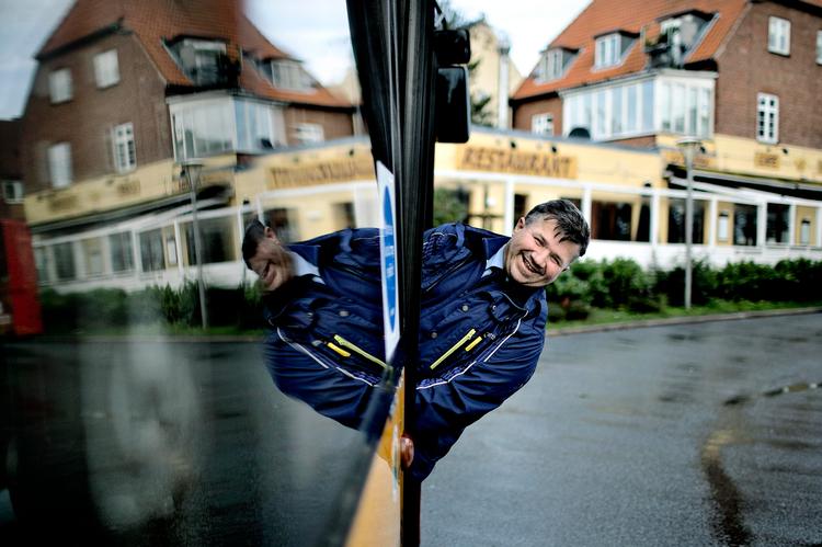 Rutineret. Goran Brkic har siden, 5A begyndte i 2002, styret sin 15 ton tunge arbejdsplads gennem København. »Efter så mange år på samme linje ved jeg næsten alt om skjulte sidegader, turistattraktioner på ruten, og hvad kunder og turister ellers kan finde på at spørge om. Det giver ro«, siger han. 