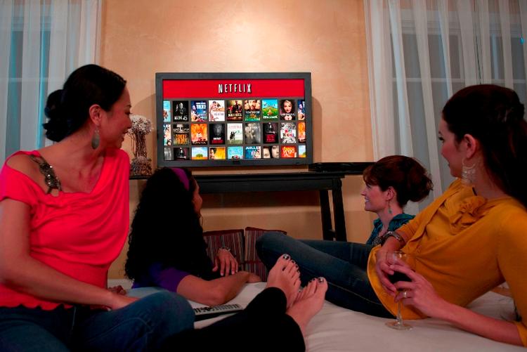 Familiehygge. Med Netflix er det muligt at se en lang række tv-serier og film, når du har lyst. 
