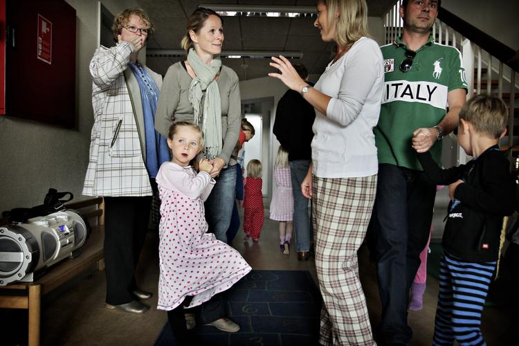 Moderrollen. Jeg tror, mange nybagte mødre føler, de skal leve op til en hel masse høje idealer, skriver en mor til tre som svar til forfatteren Leonora Christina Skov, der har valgt ikke at få børn. 