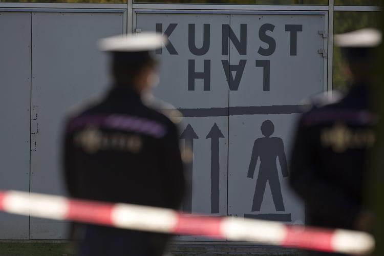 KUNSTKUP. Hollandsk politi leder i øjeblikket efter vidner og billeder fra kameraovervågning, der kan brigne dem på sporet af et velforberedt tyveri af syv dyrebare malerier fra et museum i Rotterdam. 