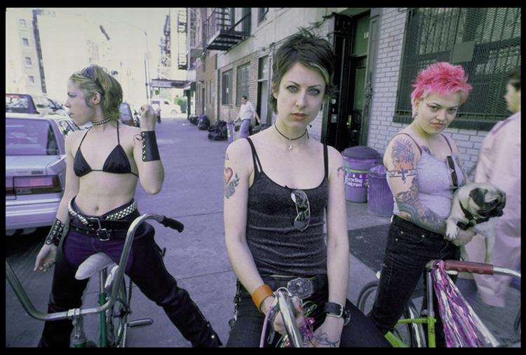 Sejetøser. 'Glitter Girls' er nogle af de benhårde tøser, der optræder i 'Ganggirls 2000', som man kan se næste torsdag i Støberiet. 