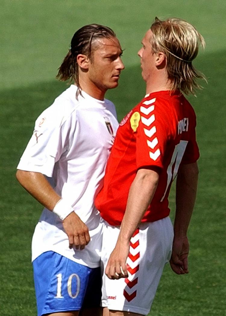 snotti. Francesco totti (tv) og Christian Poulsen havde mange nærkampe i kampen mellem italien og Danmark i 2004. En af dem blev afsluttet med en italiensk spytklat. 