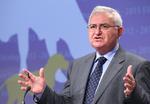 Kritiseret. John Dalli må finde sig et andet arbejde, selv om en ny rapport ikke direkte finder, at han var involveret i korruption. 