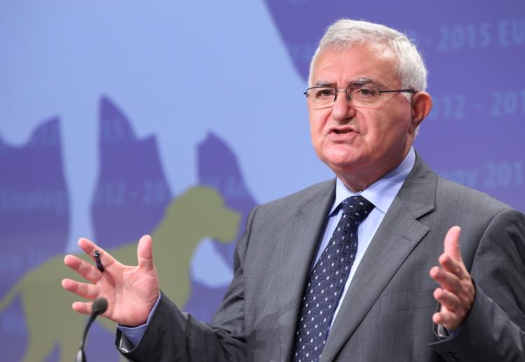 Kritiseret. John Dalli må finde sig et andet arbejde, selv om en ny rapport ikke direkte finder, at han var involveret i korruption. 