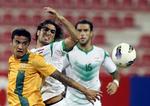 spagfærdigt. Irak kæmpede flot mod den australske overmagt og lignede længe en overraskende vinder, men så bragte kampens spiller, Tim Cahill (tv), aussierne på sen sejrskurs. 