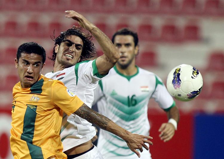 spagfærdigt. Irak kæmpede flot mod den australske overmagt og lignede længe en overraskende vinder, men så bragte kampens spiller, Tim Cahill (tv), aussierne på sen sejrskurs. 