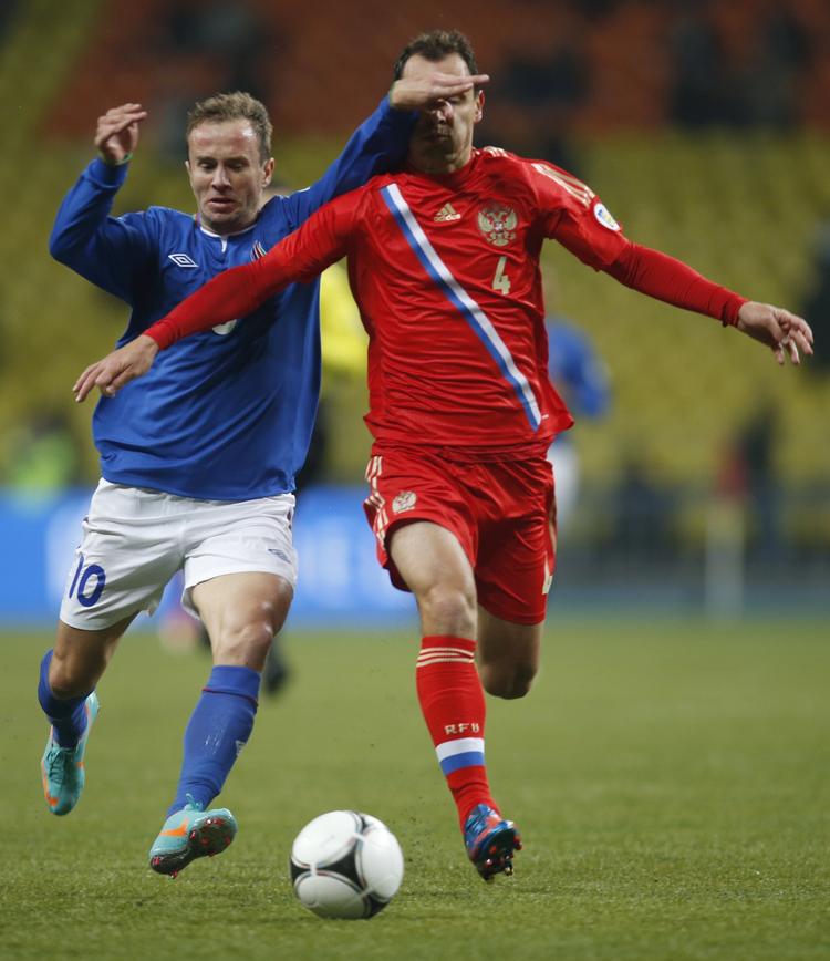 ubesejret. Vasili Berezutskiy (højre) og resten af det russiske mandskab har maksimumpoint efter de fire første kampe i VM-kvalifikationen. 