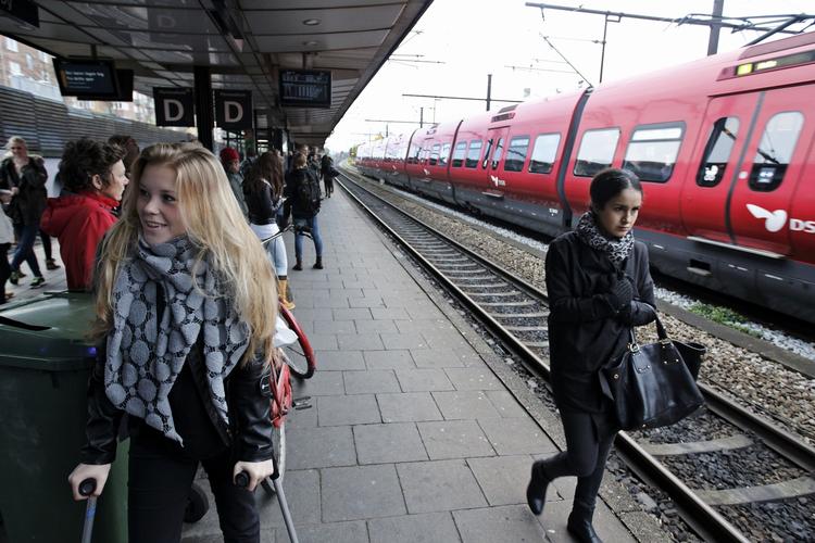 Opgivenhed. Ifølge en af de forsinkelsesramte togpassagerere i dag, er stemningen blandt pendlerne præget af opgivenhed, ikke at forveksle med tålmodighed. 