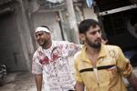 Angrebet. Indbyggere i millionbyen Aleppo besigtiger skaderne efter et granatangreb fra regeringsstyrker. Nu ser det ud til, at oprøret bliver styrket. 