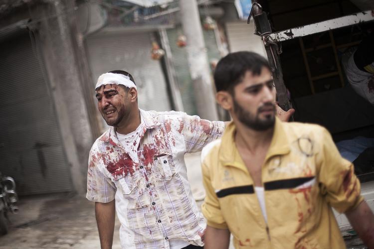 Angrebet. Indbyggere i millionbyen Aleppo besigtiger skaderne efter et granatangreb fra regeringsstyrker. Nu ser det ud til, at oprøret bliver styrket. 