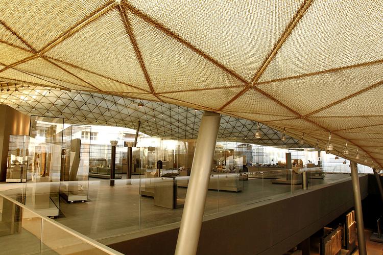 Vidunder. Louvres nye afdeling for islamisk kunst er slået op som et kæmpe 'telt', hvor museet  nu har mulighed for permanent at  udstille ca. 3.000 genstande ad gangen.  Genstande, som Louvre vil vise, tilhører 'menneskeheden' nok så meget som  'islam'. 