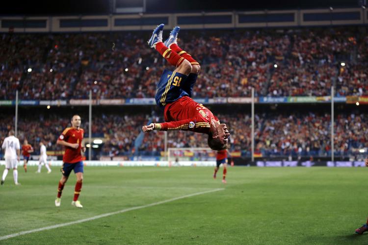 akrobatik. Sergio Ramos fejrer målet til 1-0 for Spanien på flotteste vis. 