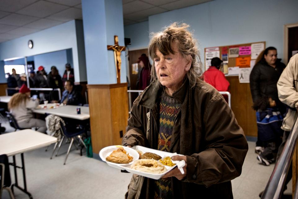 Ruth Baker, 71 år kommer hver dag og spiser. Hun arbejdede tidligere som bogholder i en bank. 