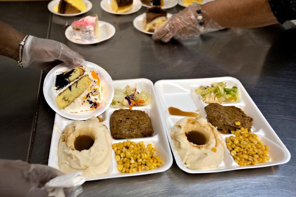 Mandag er en populær dag - det er nemlig 'meat loaf-dag'. Denne mandag røg der 244 portioner over disken. 