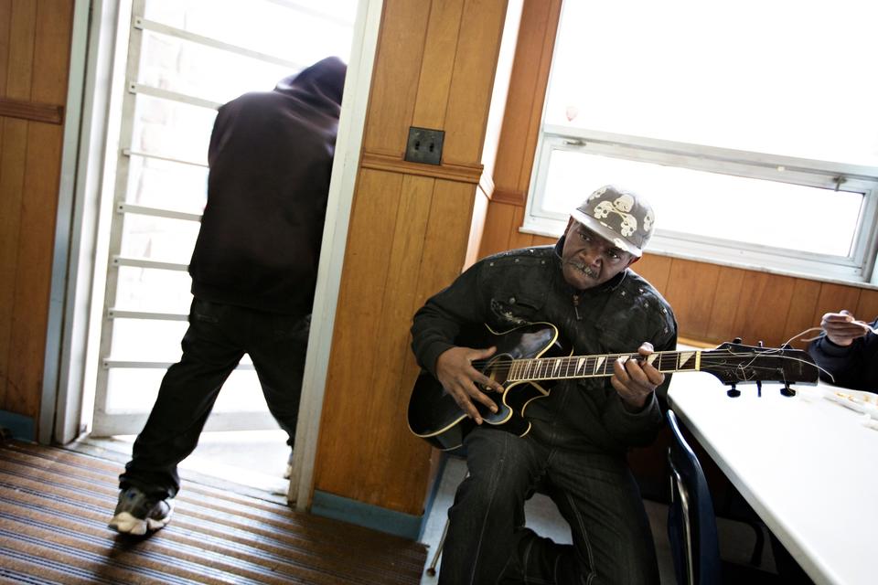Musik til maden. En fyr giver et nummer på sin guitar. 