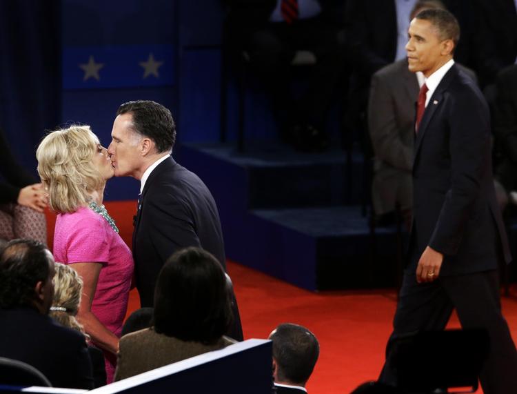 Debatkys. Den republikanske Massachusetts-guvernør og præsidentkandidat Mitt Romney får et kys af sin hustru, Ann efter duellen med Barack Obama, der også havde sin kone Michelle Obama. 