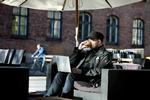 Kaffepause. Bare et enkelt solstrejf kan lokke en af Funders stamgæster, Merlin, ud på fortovet. 