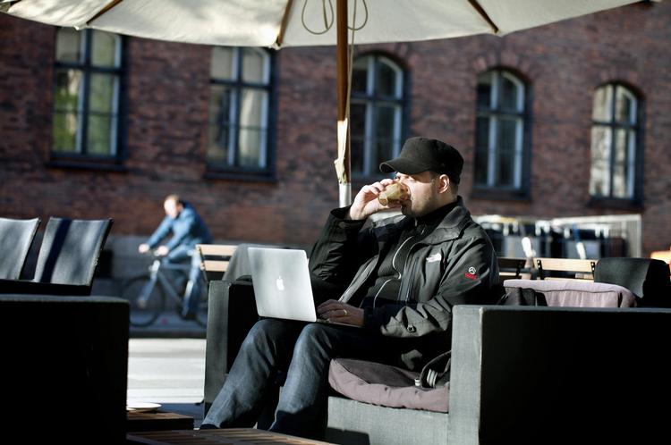 Kaffepause. Bare et enkelt solstrejf kan lokke en af Funders stamgæster, Merlin, ud på fortovet. 