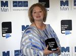 prisvinder. »Hilary Mantel er en forfatter, der tænker gennem blod«, lød det fra Man Booker-komiteens formand ved prisuddelingen. »Der er lige så meget Don Corleone som D.H. Lawrence i hendes vinderroman«, sagde dommer-formanden. 