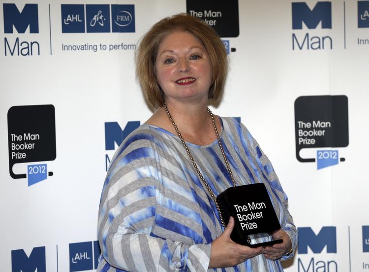 prisvinder. »Hilary Mantel er en forfatter, der tænker gennem blod«, lød det fra Man Booker-komiteens formand ved prisuddelingen. »Der er lige så meget Don Corleone som D.H. Lawrence i hendes vinderroman«, sagde dommer-formanden. 