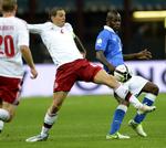 misforståelse. Daniel Agger (midt) lå gennem størstedelen af kampen tæt på italienernes Mario Balotelli. Men ikke ved stjernens scoring. 