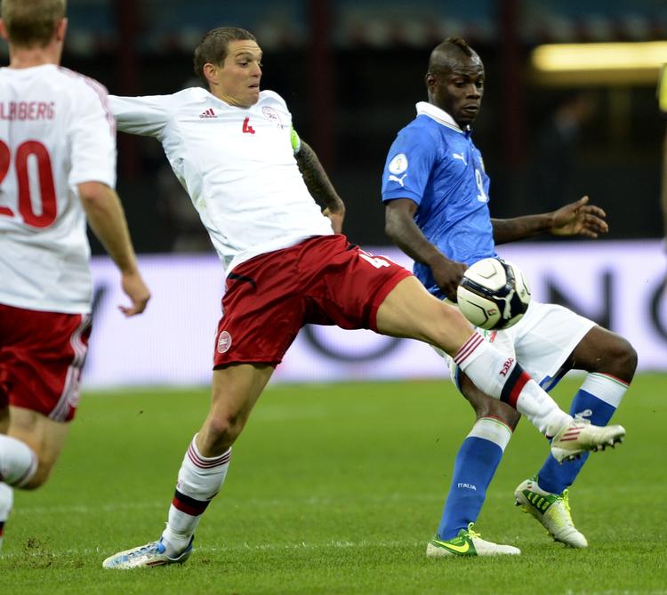 misforståelse. Daniel Agger (midt) lå gennem størstedelen af kampen tæt på italienernes Mario Balotelli. Men ikke ved stjernens scoring. 