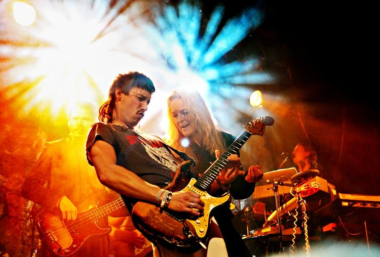 Rockmama. Anne Linnet og guitarist Mads Wegner under koncert i Pumpehuset. 