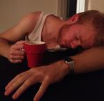 opvågningsproblemer. »Da jeg var mindre, fik min mor mig undersøgt for kyssesyge, fordi jeg havde så svært ved at komme i gang om morgenen. Jeg har altid haft det sådan. Jeg har en stor kærlighed til søvn«, sukker Mads. 