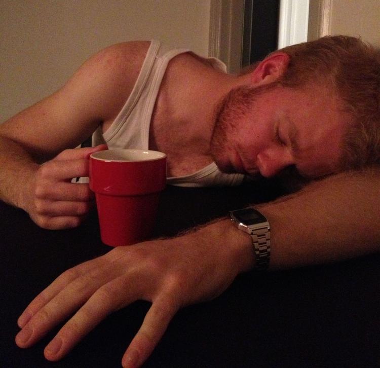 opvågningsproblemer. »Da jeg var mindre, fik min mor mig undersøgt for kyssesyge, fordi jeg havde så svært ved at komme i gang om morgenen. Jeg har altid haft det sådan. Jeg har en stor kærlighed til søvn«, sukker Mads. 