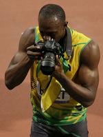 solgt. Usain Bolt gik lige efter OL-finalen på 200 meter amok med lånt kamera og forevigede både fotografer, publikum og andre løbere. 