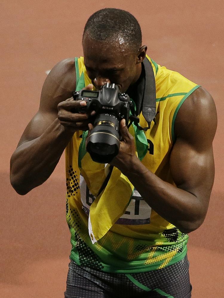 solgt. Usain Bolt gik lige efter OL-finalen på 200 meter amok med lånt kamera og forevigede både fotografer, publikum og andre løbere. 