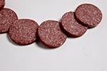 Salmonellamistænkt. Den tilbagetrukne pølse er solgt i pålægsserierne Coop, Sund Fornuft og Irmas Hverdag. 