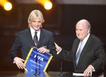 ambassadør. Simone Farina (tv) hædres af Fifas præsident Sepp Blatter i januar i år, efter at spilleren har afvist at deltage i matchfixing. 17 personer blev arresteret efterfølgende i sagen. 