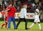offer. Englands Danny Rose blev forfulgt af publikum med abelyde under kampen mod Serbien. Men det endte med, at englænderen selv blev vist ud. 