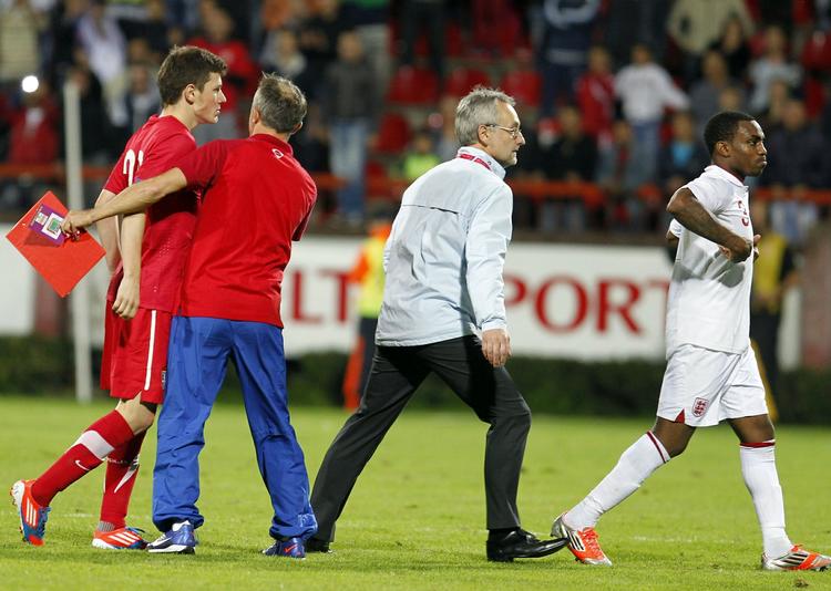 offer. Englands Danny Rose blev forfulgt af publikum med abelyde under kampen mod Serbien. Men det endte med, at englænderen selv blev vist ud. 