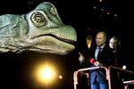 dinoshow. 'Walking With Dinosaurs' strækker sig over millioner af år. Med hjælp fra en fortællende dinosaur-ekspert - og det er ikke ham på billedet - får tilskuerne ny viden om, hvornår forskellige former for dinosaurer levede på Jorden. 