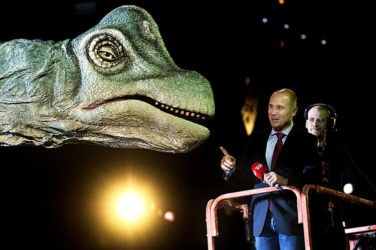 dinoshow. 'Walking With Dinosaurs' strækker sig over millioner af år. Med hjælp fra en fortællende dinosaur-ekspert - og det er ikke ham på billedet - får tilskuerne ny viden om, hvornår forskellige former for dinosaurer levede på Jorden. 