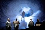 Show. Skuespillere øver sig på Wagners Parsifal i Operaen. Forhåbentlig passer de godt på. Sikkerheden lader nemlig meget tilbage at ønske. 