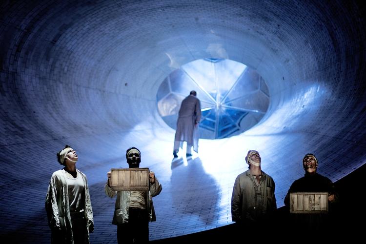 Show. Skuespillere øver sig på Wagners Parsifal i Operaen. Forhåbentlig passer de godt på. Sikkerheden lader nemlig meget tilbage at ønske. 