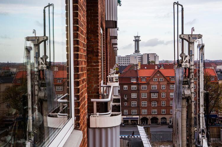 Ulovligt. Metroselskabets  entreprenør har på byggepladsen ved  Aksel Møllers Have systematisk overskredet de gældende støjregler. Nu får de grønt lyst af Frederiksberg Kommune til at skrue op for støjniveauet. 