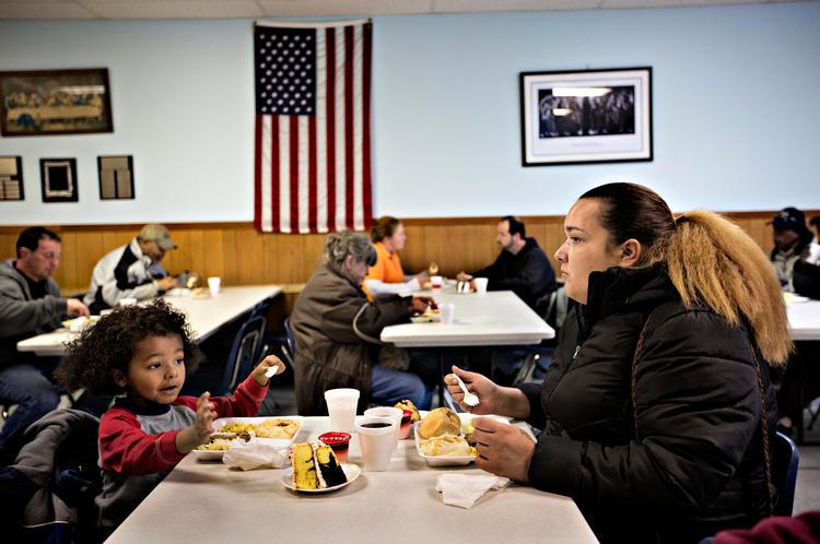 To verdener. For Angie og hendes yngste søn Andrew er suppekøkkenet ved St. Vincent de Paul-kirken eneste  mulighed for et dagligt måltid, mens den republikanske vicepræsidentkandidat Paul Ryan på vej til lufthavnen kunne  bruge et par minutter på at vise sit  sociale sindelag. Uden at møde nogle  af de faste gæster. 