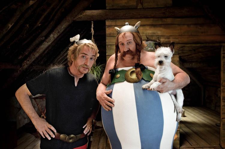 Gallere. Gerard Depardieu er for tredje gang Obelix, mens den nye Edouard Baer ikke har meget andet end overskægget til fælles med Asterix. 